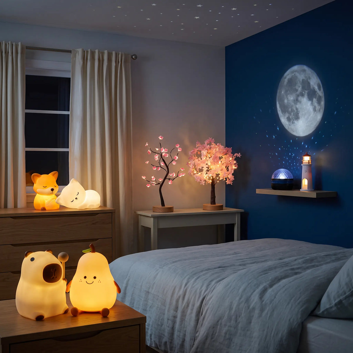 Les quatre packs duo Halume allumés dans une chambre la nuit : renard et chat, Sakura et Hanami, Orion et Phare, capybara et poire