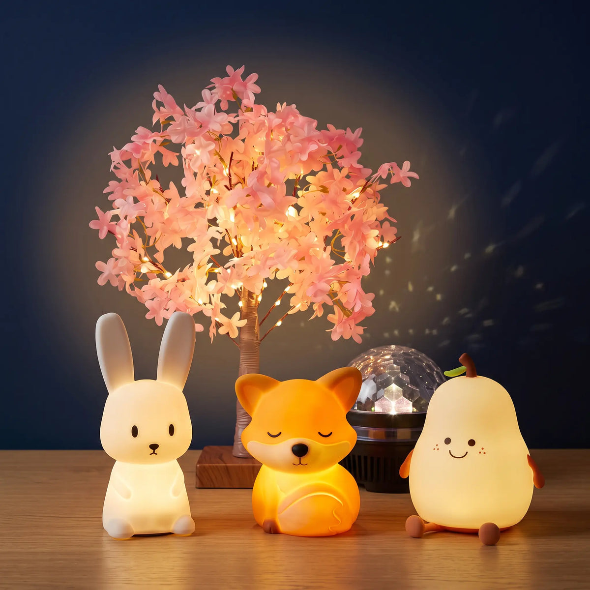 Les cinq produits phares Halume allumés : veilleuses lapin, renard et poire en silicone, projecteur d'étoiles Orion et arbre fleuri Hanami