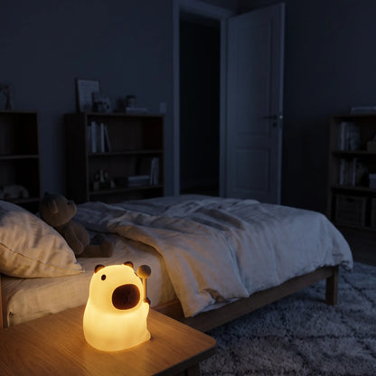 Veilleuse capybara en silicone Halume allumée dans une chambre d'enfant la nuit