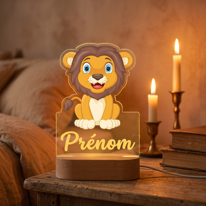 Veilleuse personnalisée Lion en pléxiglas, prénom lumineux, gros plan table de chevet