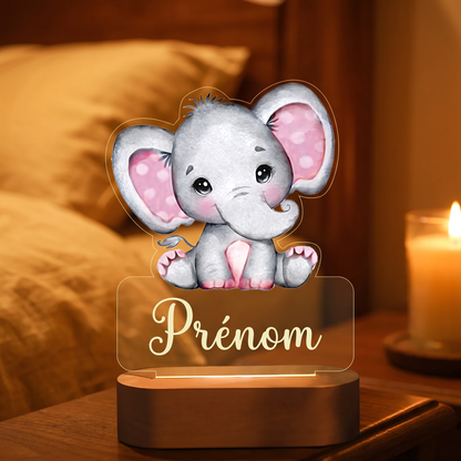 Veilleuse personnalisée Éléphant en pléxiglas, prénom lumineux, gros plan table de chevet
