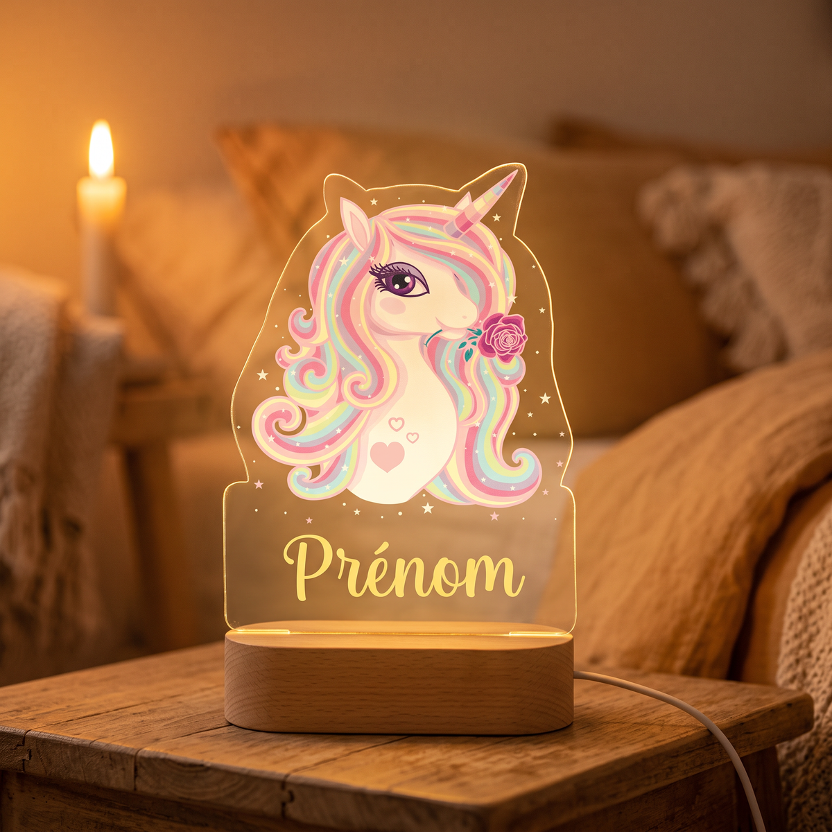Veilleuse personnalisée Licorne Rose en pléxiglas, prénom lumineux, gros plan table de chevet