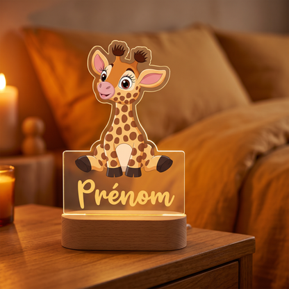 Veilleuse personnalisée Girafe en pléxiglas, prénom lumineux, gros plan table de chevet