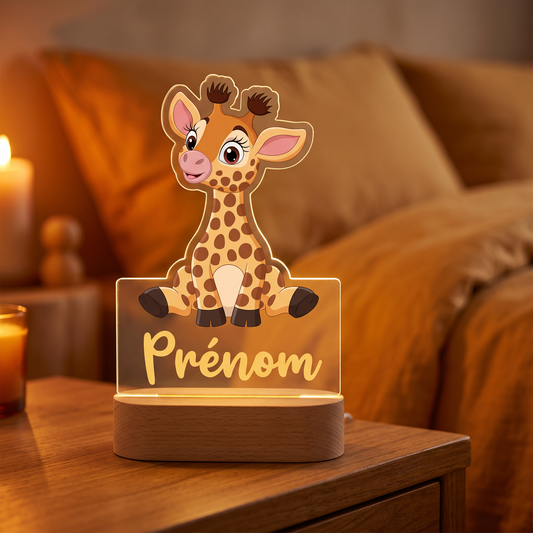 Veilleuse personnalisée Girafe en pléxiglas, prénom lumineux, gros plan table de chevet