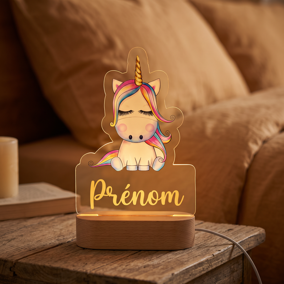 Veilleuse personnalisée Licorne en pléxiglas, prénom lumineux, gros plan table de chevet